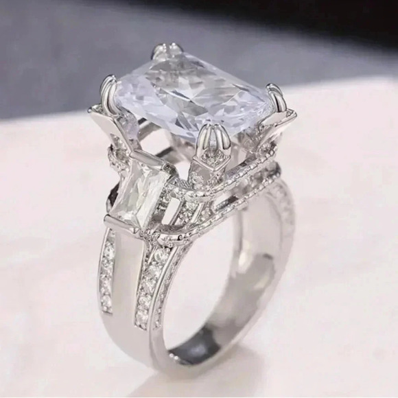 New! 4 Prong Square Cut Silver-Plated Zircon Ring - Picture 4 of 9